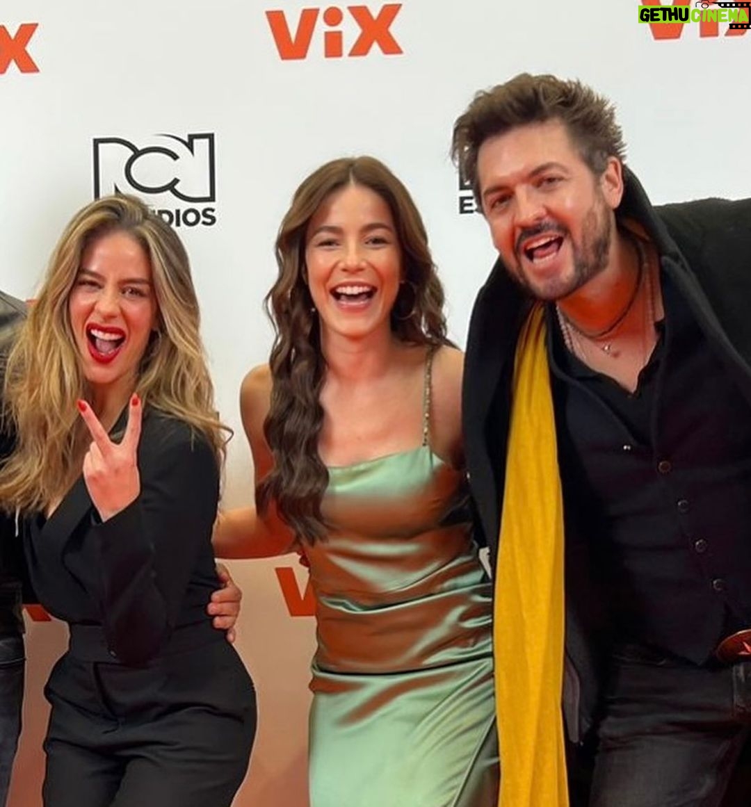 Manuela González Instagram - Hoy celebramos la alianza oficial de @canalrcn y @vix 🥂💥♥️ Me emociona mucho contarles que también podrán disfrutar de #TíaAlison por @vix , la plataforma de streaming de habla hispana más grande del mundo! Foto #1 EXPECTATIVA Foto #2 REALIDAD! ♥️😝✌🏻