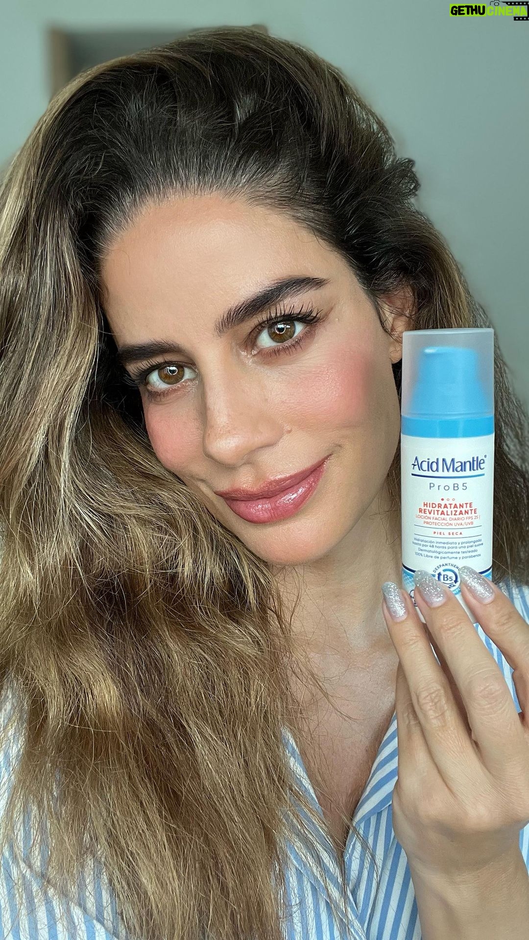 Manuela González Instagram - Como les prometí, acá les comparto un Maquillaje natural y súper fácil de hacer! 💄😜 La clave de un maquillaje bonito siempre será una buena rutina de skin care para preparar la piel y que se vea sana y luminosa. Esta es mi rutina de día con @acidmantle.co la cual amo ♥️ pues realmente ha sabido cuidar mi piel sensible. Y si se animan, este maquillaje lo pueden elevar con labios rojos para la noche y queda WOW! 💄💋 Me cuentan que tal les va! Los quiero! 🥰♥️💫 *El hidratante revitalizante no reemplaza el bloqueador solar CH-20230425-162 #publicidad #skincare #nomakeupmakeup