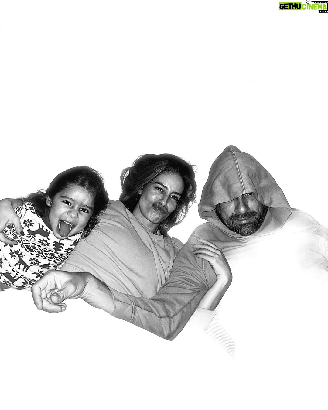 Manuela González Instagram - Así como cuando les pido una foto de todos en familia… 🤪😖😆🤣 Díganme que no soy la única! Pd: adivinen quien es el mamagallista de la familia! #fracaso #desastre #masfacilponercincuentamicospaunafoto