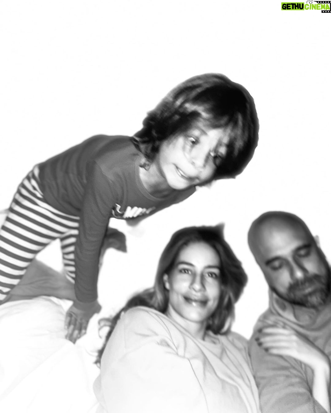 Manuela González Instagram - Así como cuando les pido una foto de todos en familia… 🤪😖😆🤣 Díganme que no soy la única! Pd: adivinen quien es el mamagallista de la familia! #fracaso #desastre #masfacilponercincuentamicospaunafoto