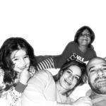 Manuela González Instagram - Así como cuando les pido una foto de todos en familia… 🤪😖😆🤣 Díganme que no soy la única! Pd: adivinen quien es el mamagallista de la familia! #fracaso #desastre #masfacilponercincuentamicospaunafoto