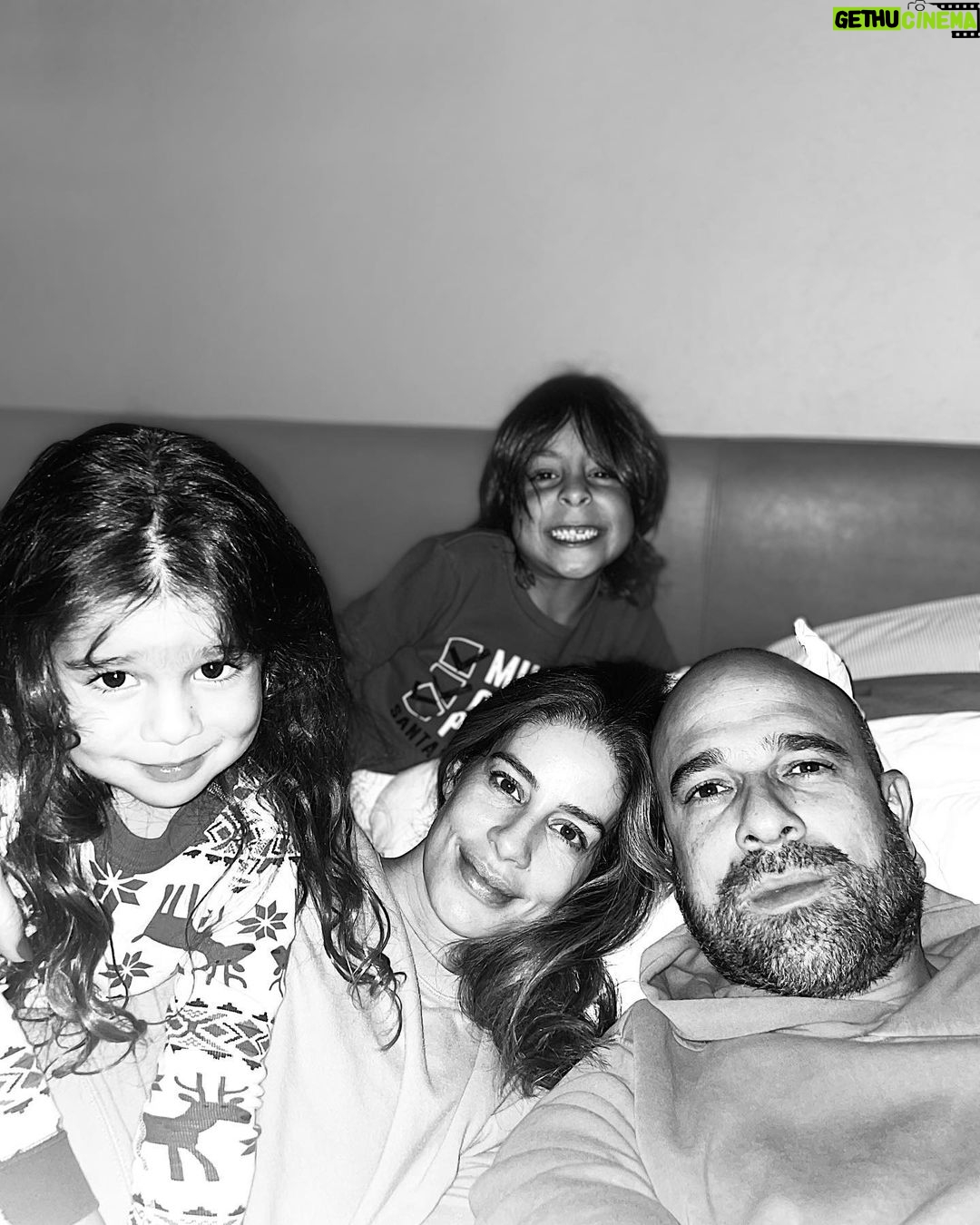 Manuela González Instagram - Así como cuando les pido una foto de todos en familia… 🤪😖😆🤣 Díganme que no soy la única! Pd: adivinen quien es el mamagallista de la familia! #fracaso #desastre #masfacilponercincuentamicospaunafoto