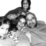 Manuela González Instagram - Así como cuando les pido una foto de todos en familia… 🤪😖😆🤣 Díganme que no soy la única! Pd: adivinen quien es el mamagallista de la familia! #fracaso #desastre #masfacilponercincuentamicospaunafoto