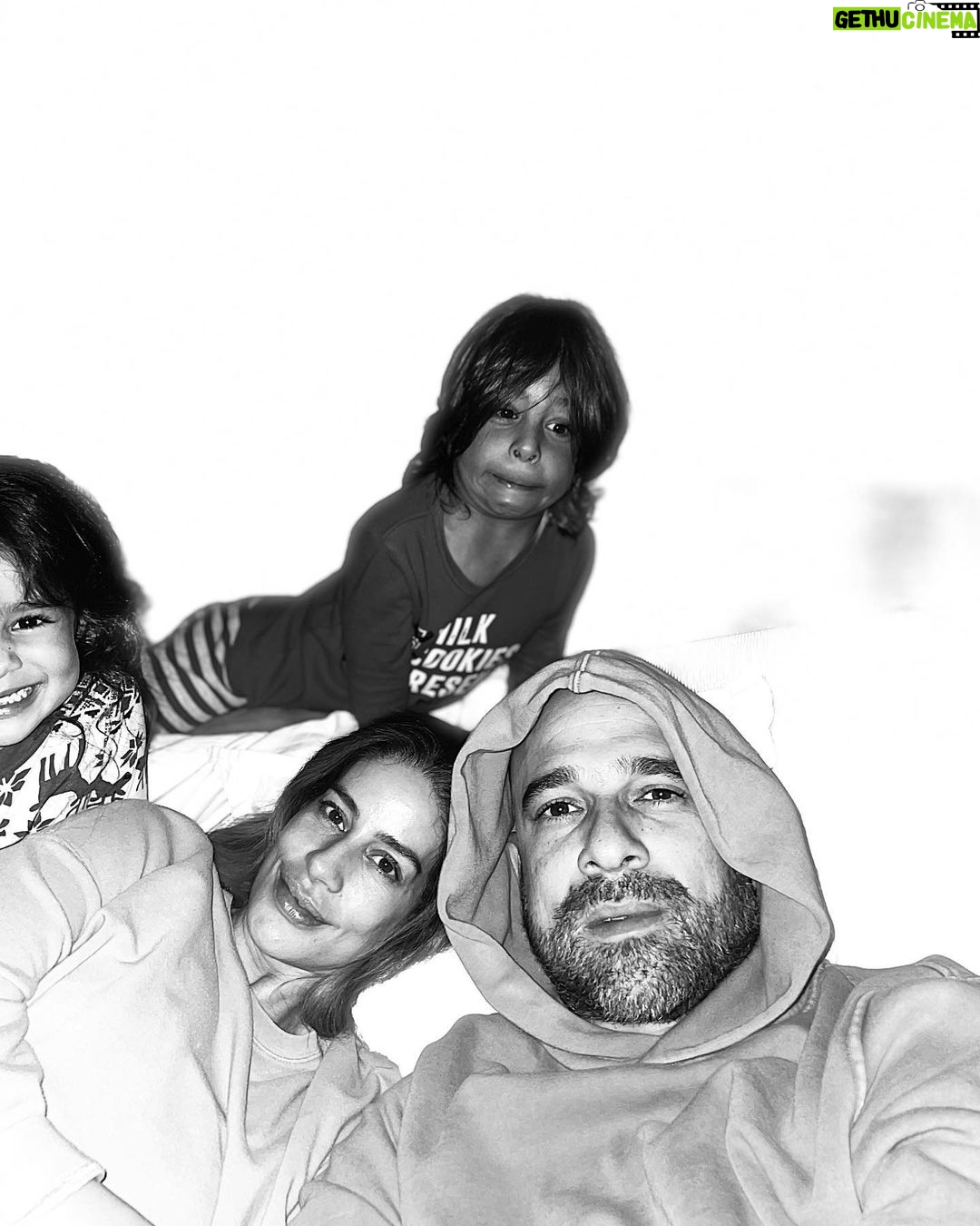 Manuela González Instagram - Así como cuando les pido una foto de todos en familia… 🤪😖😆🤣 Díganme que no soy la única! Pd: adivinen quien es el mamagallista de la familia! #fracaso #desastre #masfacilponercincuentamicospaunafoto