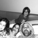 Manuela González Instagram - Así como cuando les pido una foto de todos en familia… 🤪😖😆🤣 Díganme que no soy la única! Pd: adivinen quien es el mamagallista de la familia! #fracaso #desastre #masfacilponercincuentamicospaunafoto