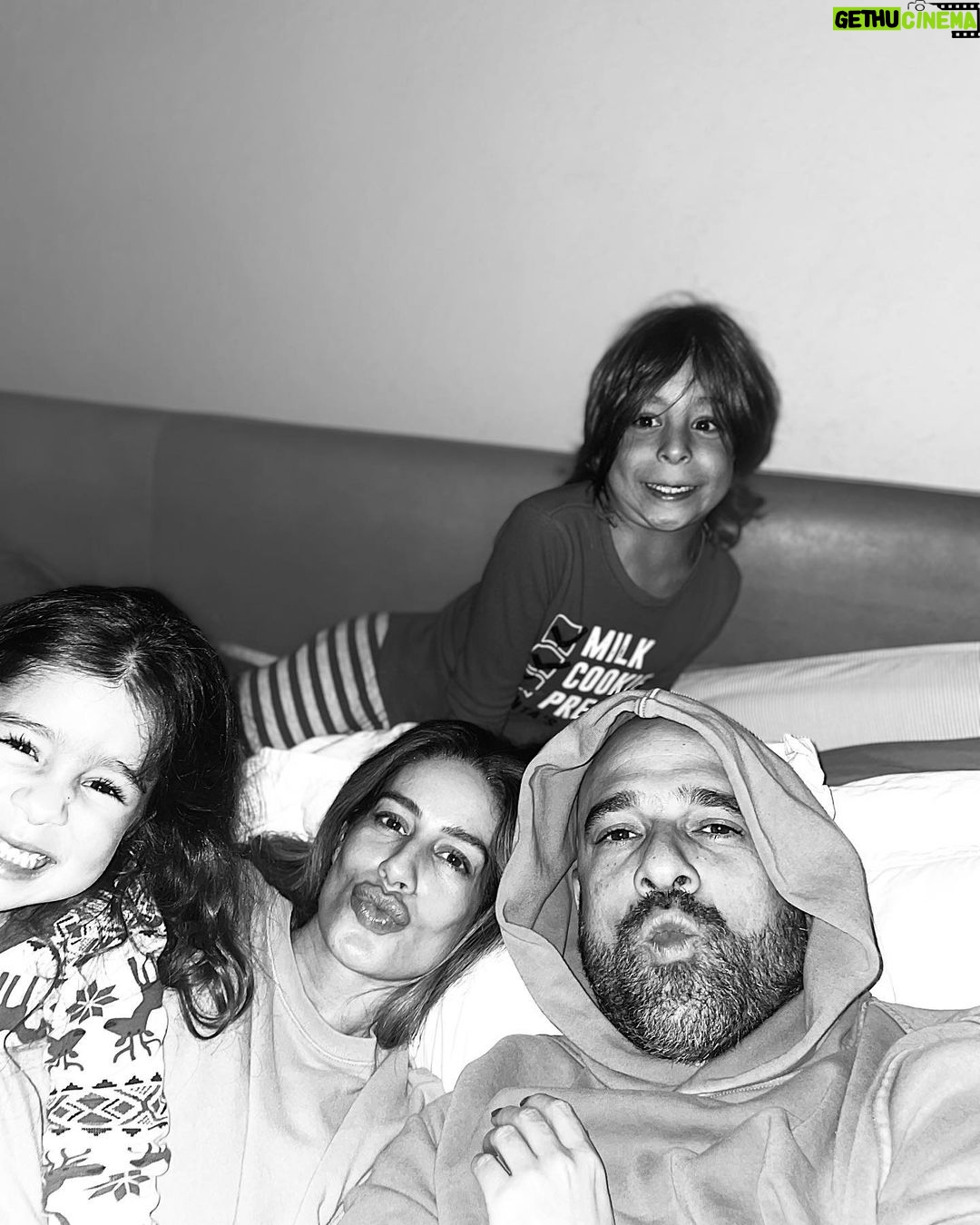 Manuela González Instagram - Así como cuando les pido una foto de todos en familia… 🤪😖😆🤣 Díganme que no soy la única! Pd: adivinen quien es el mamagallista de la familia! #fracaso #desastre #masfacilponercincuentamicospaunafoto