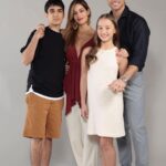 Manuela González Instagram - #fbf Érase una vez… estas fotos son de la prueba de vestuario de PERFIL FALSO, cuando aún no teníamos ni idea de todo lo maravilloso que se avecinaba!!! 💫 Que bonito proceso, que bonito grupo de gente! LOS ADORO ♥️ #AngelaFerrer #PerfilFalso PD: mis hijitos se veían muy chiquitos! 🥹♥️ @juansediez10 @mapivelozapadilla @netflix @netflixcolombia @netflixlat @lina.guarnizo @mauriciohenao_ @vmallarinom @rodolfosalas03