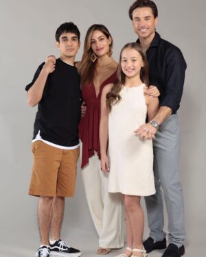 Manuela González Instagram - #fbf Érase una vez… estas fotos son de la prueba de vestuario de PERFIL FALSO, cuando aún no teníamos ni idea de todo lo maravilloso que se avecinaba!!! 💫 Que bonito proceso, que bonito grupo de gente! LOS ADORO ♥️ 
#AngelaFerrer #PerfilFalso

PD: mis hijitos se veían muy chiquitos! 🥹♥️ @juansediez10 @mapivelozapadilla 

@netflix @netflixcolombia @netflixlat  @lina.guarnizo @mauriciohenao_ @vmallarinom @rodolfosalas03