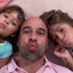 Manuela González Instagram – Si tan solo pudieran ver a través de una ventanita todo lo que eres… Cada mañana despiertas a estos gordos con absoluta simpatía y amor, cada mañana les preparas el desayuno, los guías para que manejen sus tiempos, peinas a Alma, les preparas sus loncheras, luego la cremita, el bloqueador, la loción, las carreras… y tú siempre ahí, PRESENTE, con mil cosas pero siempre ahí, para ellos, para nosotros. Eres un hombre amoroso y fantástico, que entiende que esta aventura es de dos! No te has perdido de absolutamente nada en la crianza de nuestros hijos, te has sufrido y te has gozado este reto como bien debe ser! Sabes? no podría haber elegido un mejor compañero de vida y papá para mis hijos. Tu eres mucho más de lo que alguna vez soñé! Que hermoso referente tienen Jero, Pedro y Alma de lo que debe ser un hombre, un papá, un esposo, un amigo. TE AMO ♥️ MI AMOR! FELIZ DÍA DEL PADRE! TE AMAMOS MUCHO, MUCHO, MUCHO!!! 

@andresvascomont