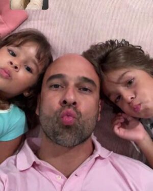 Manuela González Instagram - Si tan solo pudieran ver a través de una ventanita todo lo que eres… Cada mañana despiertas a estos gordos con absoluta simpatía y amor, cada mañana les preparas el desayuno, los guías para que manejen sus tiempos, peinas a Alma, les preparas sus loncheras, luego la cremita, el bloqueador, la loción, las carreras… y tú siempre ahí, PRESENTE, con mil cosas pero siempre ahí, para ellos, para nosotros. Eres un hombre amoroso y fantástico, que entiende que esta aventura es de dos! No te has perdido de absolutamente nada en la crianza de nuestros hijos, te has sufrido y te has gozado este reto como bien debe ser! Sabes? no podría haber elegido un mejor compañero de vida y papá para mis hijos. Tu eres mucho más de lo que alguna vez soñé! Que hermoso referente tienen Jero, Pedro y Alma de lo que debe ser un hombre, un papá, un esposo, un amigo. TE AMO ♥️ MI AMOR! FELIZ DÍA DEL PADRE! TE AMAMOS MUCHO, MUCHO, MUCHO!!! 

@andresvascomont