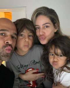 Manuela González Instagram - Si tan solo pudieran ver a través de una ventanita todo lo que eres… Cada mañana despiertas a estos gordos con absoluta simpatía y amor, cada mañana les preparas el desayuno, los guías para que manejen sus tiempos, peinas a Alma, les preparas sus loncheras, luego la cremita, el bloqueador, la loción, las carreras… y tú siempre ahí, PRESENTE, con mil cosas pero siempre ahí, para ellos, para nosotros. Eres un hombre amoroso y fantástico, que entiende que esta aventura es de dos! No te has perdido de absolutamente nada en la crianza de nuestros hijos, te has sufrido y te has gozado este reto como bien debe ser! Sabes? no podría haber elegido un mejor compañero de vida y papá para mis hijos. Tu eres mucho más de lo que alguna vez soñé! Que hermoso referente tienen Jero, Pedro y Alma de lo que debe ser un hombre, un papá, un esposo, un amigo. TE AMO ♥️ MI AMOR! FELIZ DÍA DEL PADRE! TE AMAMOS MUCHO, MUCHO, MUCHO!!! @andresvascomont