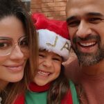 Manuela González Instagram - Si tan solo pudieran ver a través de una ventanita todo lo que eres… Cada mañana despiertas a estos gordos con absoluta simpatía y amor, cada mañana les preparas el desayuno, los guías para que manejen sus tiempos, peinas a Alma, les preparas sus loncheras, luego la cremita, el bloqueador, la loción, las carreras… y tú siempre ahí, PRESENTE, con mil cosas pero siempre ahí, para ellos, para nosotros. Eres un hombre amoroso y fantástico, que entiende que esta aventura es de dos! No te has perdido de absolutamente nada en la crianza de nuestros hijos, te has sufrido y te has gozado este reto como bien debe ser! Sabes? no podría haber elegido un mejor compañero de vida y papá para mis hijos. Tu eres mucho más de lo que alguna vez soñé! Que hermoso referente tienen Jero, Pedro y Alma de lo que debe ser un hombre, un papá, un esposo, un amigo. TE AMO ♥️ MI AMOR! FELIZ DÍA DEL PADRE! TE AMAMOS MUCHO, MUCHO, MUCHO!!! @andresvascomont