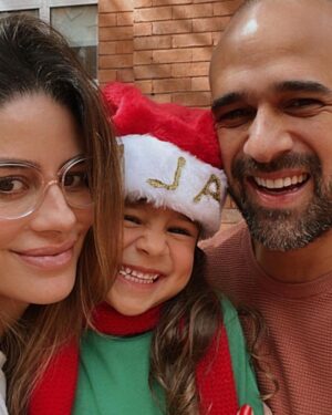 Manuela González Instagram - Si tan solo pudieran ver a través de una ventanita todo lo que eres… Cada mañana despiertas a estos gordos con absoluta simpatía y amor, cada mañana les preparas el desayuno, los guías para que manejen sus tiempos, peinas a Alma, les preparas sus loncheras, luego la cremita, el bloqueador, la loción, las carreras… y tú siempre ahí, PRESENTE, con mil cosas pero siempre ahí, para ellos, para nosotros. Eres un hombre amoroso y fantástico, que entiende que esta aventura es de dos! No te has perdido de absolutamente nada en la crianza de nuestros hijos, te has sufrido y te has gozado este reto como bien debe ser! Sabes? no podría haber elegido un mejor compañero de vida y papá para mis hijos. Tu eres mucho más de lo que alguna vez soñé! Que hermoso referente tienen Jero, Pedro y Alma de lo que debe ser un hombre, un papá, un esposo, un amigo. TE AMO ♥️ MI AMOR! FELIZ DÍA DEL PADRE! TE AMAMOS MUCHO, MUCHO, MUCHO!!! 

@andresvascomont