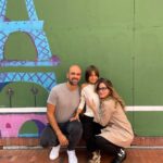 Manuela González Instagram - Si tan solo pudieran ver a través de una ventanita todo lo que eres… Cada mañana despiertas a estos gordos con absoluta simpatía y amor, cada mañana les preparas el desayuno, los guías para que manejen sus tiempos, peinas a Alma, les preparas sus loncheras, luego la cremita, el bloqueador, la loción, las carreras… y tú siempre ahí, PRESENTE, con mil cosas pero siempre ahí, para ellos, para nosotros. Eres un hombre amoroso y fantástico, que entiende que esta aventura es de dos! No te has perdido de absolutamente nada en la crianza de nuestros hijos, te has sufrido y te has gozado este reto como bien debe ser! Sabes? no podría haber elegido un mejor compañero de vida y papá para mis hijos. Tu eres mucho más de lo que alguna vez soñé! Que hermoso referente tienen Jero, Pedro y Alma de lo que debe ser un hombre, un papá, un esposo, un amigo. TE AMO ♥️ MI AMOR! FELIZ DÍA DEL PADRE! TE AMAMOS MUCHO, MUCHO, MUCHO!!! @andresvascomont