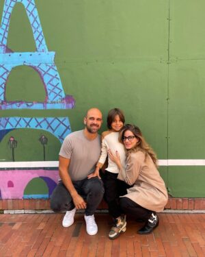 Manuela González Instagram - Si tan solo pudieran ver a través de una ventanita todo lo que eres… Cada mañana despiertas a estos gordos con absoluta simpatía y amor, cada mañana les preparas el desayuno, los guías para que manejen sus tiempos, peinas a Alma, les preparas sus loncheras, luego la cremita, el bloqueador, la loción, las carreras… y tú siempre ahí, PRESENTE, con mil cosas pero siempre ahí, para ellos, para nosotros. Eres un hombre amoroso y fantástico, que entiende que esta aventura es de dos! No te has perdido de absolutamente nada en la crianza de nuestros hijos, te has sufrido y te has gozado este reto como bien debe ser! Sabes? no podría haber elegido un mejor compañero de vida y papá para mis hijos. Tu eres mucho más de lo que alguna vez soñé! Que hermoso referente tienen Jero, Pedro y Alma de lo que debe ser un hombre, un papá, un esposo, un amigo. TE AMO ♥️ MI AMOR! FELIZ DÍA DEL PADRE! TE AMAMOS MUCHO, MUCHO, MUCHO!!! 

@andresvascomont