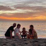 Manuela González Instagram - Si tan solo pudieran ver a través de una ventanita todo lo que eres… Cada mañana despiertas a estos gordos con absoluta simpatía y amor, cada mañana les preparas el desayuno, los guías para que manejen sus tiempos, peinas a Alma, les preparas sus loncheras, luego la cremita, el bloqueador, la loción, las carreras… y tú siempre ahí, PRESENTE, con mil cosas pero siempre ahí, para ellos, para nosotros. Eres un hombre amoroso y fantástico, que entiende que esta aventura es de dos! No te has perdido de absolutamente nada en la crianza de nuestros hijos, te has sufrido y te has gozado este reto como bien debe ser! Sabes? no podría haber elegido un mejor compañero de vida y papá para mis hijos. Tu eres mucho más de lo que alguna vez soñé! Que hermoso referente tienen Jero, Pedro y Alma de lo que debe ser un hombre, un papá, un esposo, un amigo. TE AMO ♥️ MI AMOR! FELIZ DÍA DEL PADRE! TE AMAMOS MUCHO, MUCHO, MUCHO!!! @andresvascomont
