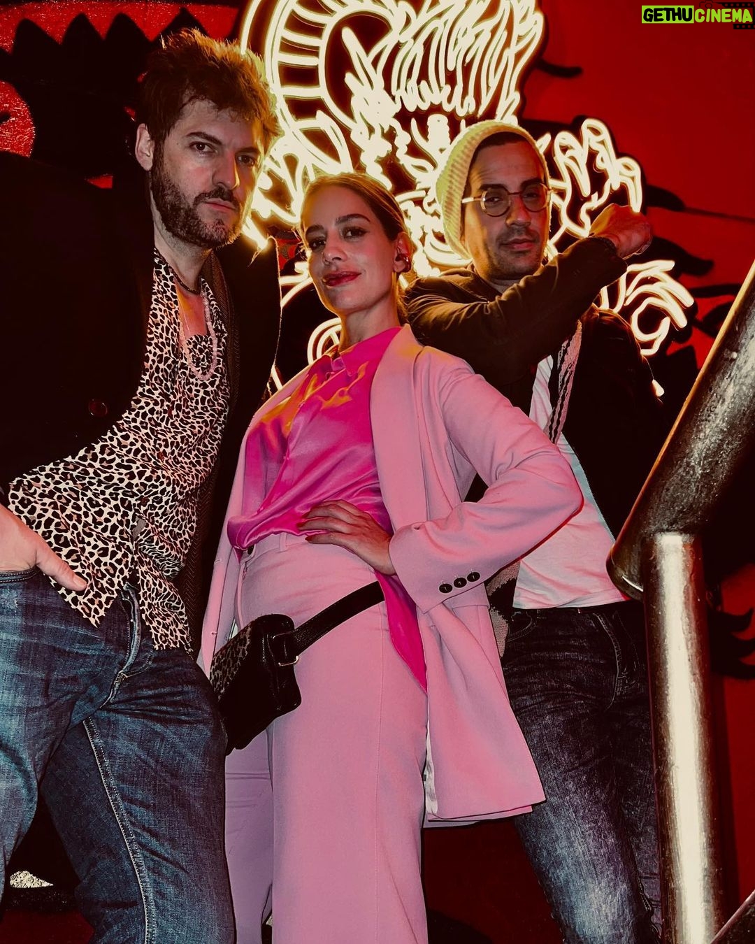 Manuela González Instagram - La noche de anoche, celebrando a las personas que día a día lo entregan todo y más, por sacar adelante los sueños del entretenimiento! Y celebrando además a nuestro hermoso @rodrigo_candamil quien Justo cumplió años! Y a eso súmele la buena vibra, la buena música, la luna llena, el celador en bici, el desmayado… @rodrigo_candamil @eltuto8 WHAT A NIGHT!!! Los quiero mucho!!!♥️ 📷 @eltuto8 👌🏻⚡️