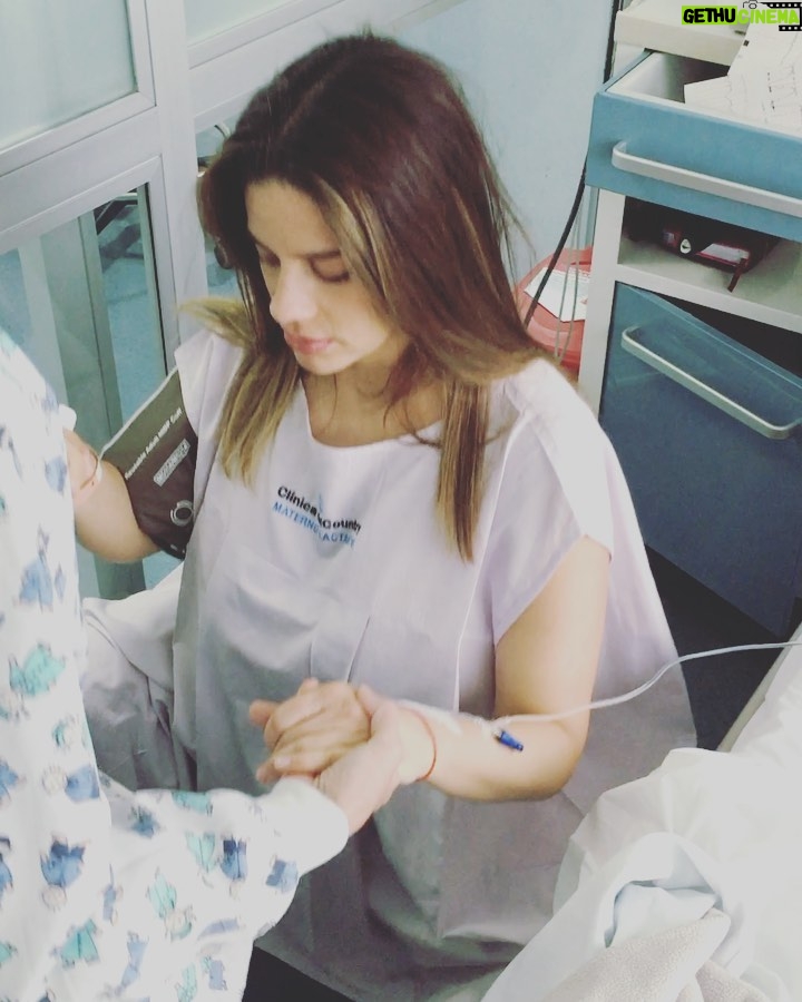 Manuela González - 67.9K Likes - #tbt Del día en que me convertí en madre por primera vez. Hay tantas anécdotas magicas como chistosas de aquel 8 de junio de 2016. Acá les comparto con mucho cariño estos recuerdos que significan todo para mi!
1. Minutos antes de dar a luz a mi Pedro hermoso. Mi cara de dicha se debe a que milagrosamente después de una “siesta”, había logrado dilatar a 9 y estaba lista para pujar al mundo al amor de mi vida! (Un día les cuento el sueño que tuve durante esa siesta…el sueño más revelador de toda mi vida 🔮🌎🏞️)
2. Con mi Ángel, Maria Paulina Arboleda, con quien hice mi curso profiláctico y quien me acompañó y guió en mis dos partos! GRACIAS por siempre ♥️
3. El papá más churro, enamorado y orgulloso con Pedro en brazos por primera vez 😍🙌🏻
4. Lactando a Pedro por vez primera, acababa de parir, la naturaleza en su máximo esplendor, el amor más puro de alimentar a mi hijo y conectarnos por el resto de la vida…🥹♥️🙌🏻💫