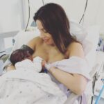 Manuela González Instagram – #tbt Del día en que me convertí en madre por primera vez. Hay tantas anécdotas magicas como chistosas de aquel 8 de junio de 2016. Acá les comparto con mucho cariño estos recuerdos que significan todo para mi!

1. Minutos antes de dar a luz a mi Pedro hermoso. Mi cara de dicha se debe a que milagrosamente después de una “siesta”, había logrado dilatar a 9 y estaba lista para pujar al mundo al amor de mi vida! (Un día les cuento el sueño que tuve durante esa siesta…el sueño más revelador de toda mi vida 🔮🌎🏞️)
2. Con mi Ángel, Maria Paulina Arboleda, con quien hice mi curso profiláctico y quien me acompañó y guió en mis dos partos! GRACIAS por siempre ♥️ 
3. El papá más churro, enamorado y orgulloso con Pedro en brazos por primera vez 😍🙌🏻
4. Lactando a Pedro por vez primera, acababa de parir, la naturaleza en su máximo esplendor, el amor más puro de alimentar a mi hijo y conectarnos por el resto de la vida…🥹♥️🙌🏻💫