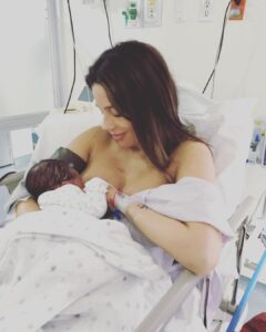 Manuela González Instagram - #tbt Del día en que me convertí en madre por primera vez. Hay tantas anécdotas magicas como chistosas de aquel 8 de junio de 2016. Acá les comparto con mucho cariño estos recuerdos que significan todo para mi! 1. Minutos antes de dar a luz a mi Pedro hermoso. Mi cara de dicha se debe a que milagrosamente después de una “siesta”, había logrado dilatar a 9 y estaba lista para pujar al mundo al amor de mi vida! (Un día les cuento el sueño que tuve durante esa siesta…el sueño más revelador de toda mi vida 🔮🌎🏞️) 2. Con mi Ángel, Maria Paulina Arboleda, con quien hice mi curso profiláctico y quien me acompañó y guió en mis dos partos! GRACIAS por siempre ♥️ 3. El papá más churro, enamorado y orgulloso con Pedro en brazos por primera vez 😍🙌🏻 4. Lactando a Pedro por vez primera, acababa de parir, la naturaleza en su máximo esplendor, el amor más puro de alimentar a mi hijo y conectarnos por el resto de la vida…🥹♥️🙌🏻💫