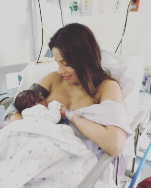 Manuela González Instagram - #tbt Del día en que me convertí en madre por primera vez. Hay tantas anécdotas magicas como chistosas de aquel 8 de junio de 2016. Acá les comparto con mucho cariño estos recuerdos que significan todo para mi!

1. Minutos antes de dar a luz a mi Pedro hermoso. Mi cara de dicha se debe a que milagrosamente después de una “siesta”, había logrado dilatar a 9 y estaba lista para pujar al mundo al amor de mi vida! (Un día les cuento el sueño que tuve durante esa siesta…el sueño más revelador de toda mi vida 🔮🌎🏞️)
2. Con mi Ángel, Maria Paulina Arboleda, con quien hice mi curso profiláctico y quien me acompañó y guió en mis dos partos! GRACIAS por siempre ♥️ 
3. El papá más churro, enamorado y orgulloso con Pedro en brazos por primera vez 😍🙌🏻
4. Lactando a Pedro por vez primera, acababa de parir, la naturaleza en su máximo esplendor, el amor más puro de alimentar a mi hijo y conectarnos por el resto de la vida…🥹♥️🙌🏻💫