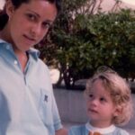 Manuela González Instagram - Tengo poquísimas fotos de pequeña y con mi madre tan solo un par que atesoro enormemente. La primera es una de ellas, en donde podemos constatar que los extraterrestres llegaron a Colombia desde 1977…👽😜 Gloria Inés Daza, te tuve tan solo 18 años de mi vida y sin embargo, lograste dejar en mi tu fuerza, tu sensibilidad y tu amor infinito. (No hay un solo día en que no quisiera tenerte cerca) La segunda foto es con mi hermana mayor, Ángela, Lala, quien desde muy pequeña asumió el generoso rol de “segunda mamá” para mi, y por eso le estaré eternamente agradecida. Hoy quiero desearles en la distancia un hermoso día de la madre ♥️ LAS AMO @dialadessert