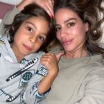Manuela González Instagram - Ellos, los que me ponen a mil el corazón, los que me expanden, me retan, me enseñan, me llenan, me divierten. Me llaman MAMÁ y millones de partículas se encienden, haciendo posible, lo imposible! Una vida es muy poco para semejante aventura… LOS AMO HIJOS! TE AMO ANDRÉS! GRACIAS DIOS por el regalo inmenso de ser MAMÁ ♥️