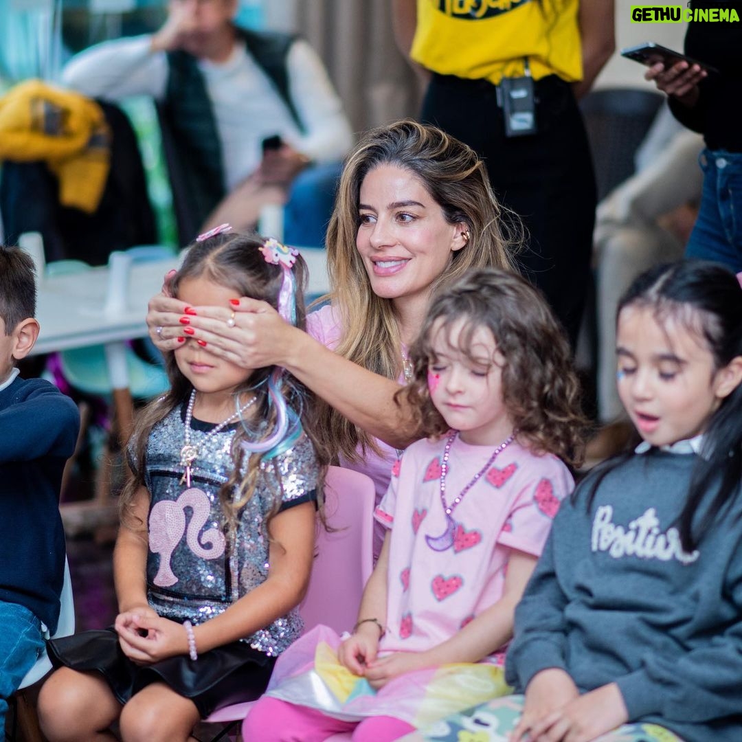 Manuela González Instagram - Cumple Alma volumen #2 ♥️ Cuando te cuesta trabajo escoger solo 10 fotos, es porque la cosa estuvo buena! Cuál de estos momentos es tu favorito? Yo lo único que sé, es que mi cara en la última foto lo resume todo…y que la foto #2 es lo más bello que he visto en muuucho tiempo! 🫠🫠🫠 @posheventosboutique @colorhunt
