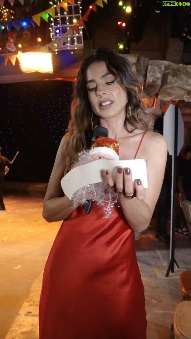 Manuela González Instagram - En diciembre hay tiempo para todo, hasta para divertirnos con nuestros grandes amigos, o sino que lo digan nuestros talentos, quienes aceptaron el reto navideño. 🌲😍¿Cuál fue tu prueba favorita? ⬇️ #lacasadelosfamosos #rigo #MasterChefCelebrity #tíaalison