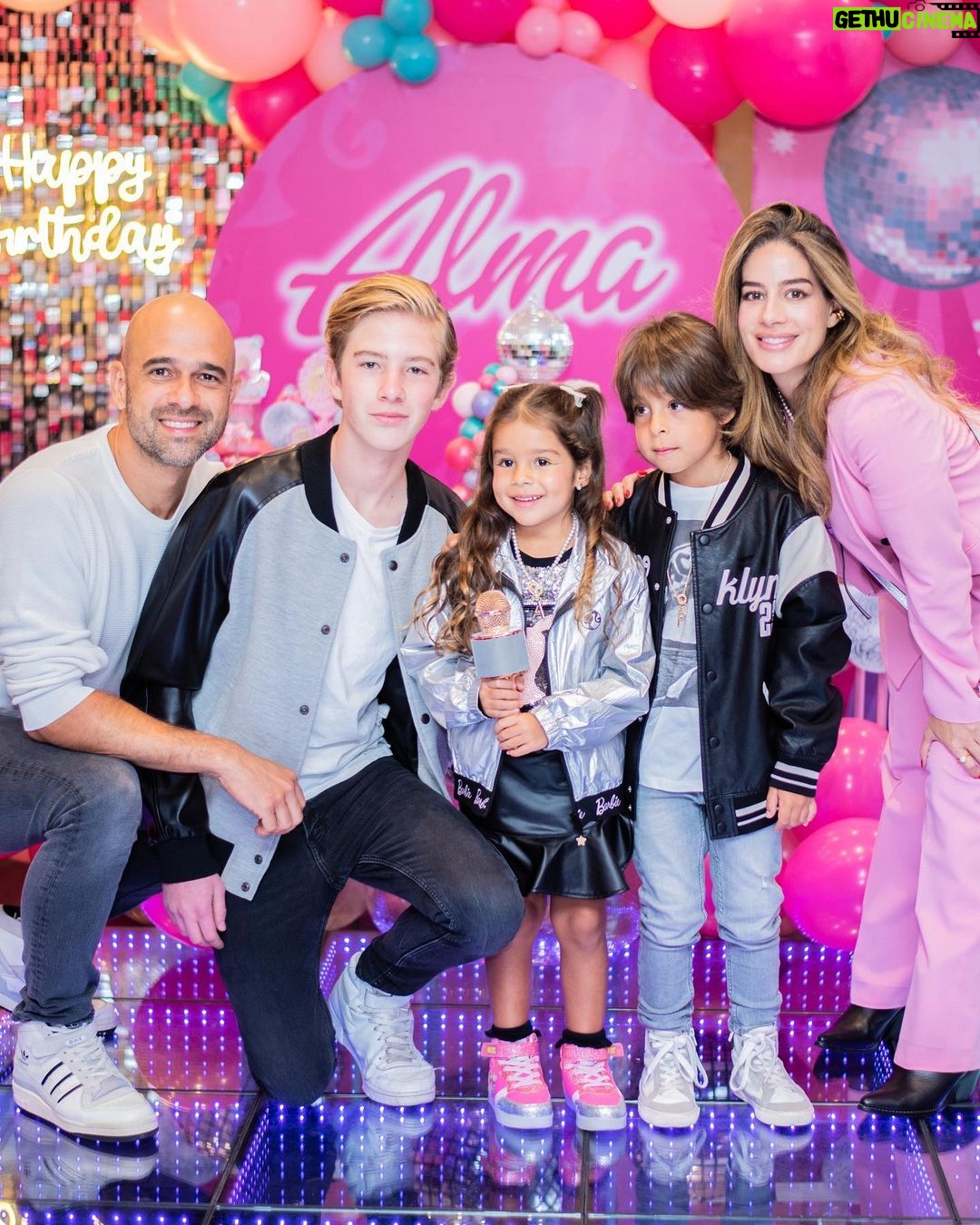 Manuela González - 35.6K Likes - Recuerdos para toda la vida…🌈🦄🛼🍭💜🍰🌸
Para mi lo más cercano a la felicidad es hacer felices a quienes tanto amo! Alma cumplió 5 años y tenía claro lo que quería: “mami quiero bailar música con ritmo”! Es decir, nada de bailar la vaca Lola, ella quería Shakira a todo taco, “chis-pun” del mejor y luces y pista y hasta micrófono! Pero creo que jamás se imaginó tremenda fiesta de ensueño. Cada detalle, cada rincón parecía sacado de la mas top de sus fantasías! Y lo mejor, la energía bonita de todos sus amiguitos que gozaron a la par con ella! Y bueno, los grandes también nos enrumbamos, p’a que 😜💃
Así que acá les comparto algunos momentos! fueron tantos, que luego vendrá la parte #2 y quizá la 3… 😬🤣🤣
Todo esto fue posible Gracias a @posheventosboutique sin duda, LOS MEJORES! 💫🙌🏻 te amo @melaniereyesd ♥️
🍰 @mimetipasteleriaoficial no se imaginan la delicia de torta!
🎶 @paquitagallego_ nuestra súper Dj!
🎆 @decolounge.com.co la pista de luces que hizo la diferencia!
🧑🎨 @kidsclubafterschool los mejores en recreacion y actividades!
👩🦳👱🏻♂️ @caramelosbga el show más increíble de Barbie y Ken!
🪑 @la_fete_rentals el mobiliario de los chiquis
🎁 @tinmarinddopingue las sorpresas más divinas!
📸 @colorhunt la encargada de plasmar todos estos momentos desde su corazón bonito y maravilloso ojo!
@andresvascomont somos un gran equipo!!! TE AMO y amo lo que hemos construidos juntos 🥰🙌🏻♥️