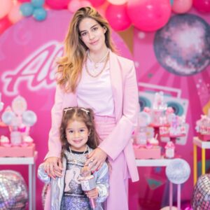 Manuela González Instagram - Recuerdos para toda la vida…🌈🦄🛼🍭💜🍰🌸
Para mi lo más cercano a la felicidad es hacer felices a quienes tanto amo! Alma cumplió 5 años y tenía claro lo que quería: “mami quiero bailar música con ritmo”! Es decir, nada de bailar la vaca Lola, ella quería Shakira a todo taco, “chis-pun” del mejor y luces y pista y hasta micrófono! Pero creo que jamás se imaginó tremenda fiesta de ensueño. Cada detalle, cada rincón parecía sacado de la mas top de sus fantasías! Y lo mejor, la energía bonita de todos sus amiguitos que gozaron a la par con ella! Y bueno, los grandes también nos enrumbamos, p’a que 😜💃
Así que acá les comparto algunos momentos! fueron tantos, que luego vendrá la parte #2 y quizá la 3… 😬🤣🤣

Todo esto fue posible Gracias a @posheventosboutique sin duda, LOS MEJORES! 💫🙌🏻 te amo @melaniereyesd ♥️

🍰 @mimetipasteleriaoficial no se imaginan la delicia de torta!
🎶 @paquitagallego_  nuestra súper Dj!
🎆 @decolounge.com.co la pista de luces que hizo la diferencia!
🧑‍🎨 @kidsclubafterschool los mejores en recreacion y actividades!
👩‍🦳👱🏻‍♂️ @caramelosbga el show más increíble de Barbie y Ken!
🪑 @la_fete_rentals el mobiliario de los chiquis
🎁 @tinmarinddopingue las sorpresas más divinas! 
📸 @colorhunt la encargada de plasmar todos estos momentos desde su corazón bonito y maravilloso ojo! 

@andresvascomont somos un gran equipo!!! TE AMO y amo lo que hemos construidos juntos 🥰🙌🏻♥️