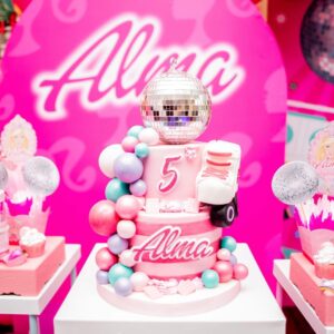 Manuela González Instagram - Recuerdos para toda la vida…🌈🦄🛼🍭💜🍰🌸
Para mi lo más cercano a la felicidad es hacer felices a quienes tanto amo! Alma cumplió 5 años y tenía claro lo que quería: “mami quiero bailar música con ritmo”! Es decir, nada de bailar la vaca Lola, ella quería Shakira a todo taco, “chis-pun” del mejor y luces y pista y hasta micrófono! Pero creo que jamás se imaginó tremenda fiesta de ensueño. Cada detalle, cada rincón parecía sacado de la mas top de sus fantasías! Y lo mejor, la energía bonita de todos sus amiguitos que gozaron a la par con ella! Y bueno, los grandes también nos enrumbamos, p’a que 😜💃
Así que acá les comparto algunos momentos! fueron tantos, que luego vendrá la parte #2 y quizá la 3… 😬🤣🤣

Todo esto fue posible Gracias a @posheventosboutique sin duda, LOS MEJORES! 💫🙌🏻 te amo @melaniereyesd ♥️

🍰 @mimetipasteleriaoficial no se imaginan la delicia de torta!
🎶 @paquitagallego_  nuestra súper Dj!
🎆 @decolounge.com.co la pista de luces que hizo la diferencia!
🧑‍🎨 @kidsclubafterschool los mejores en recreacion y actividades!
👩‍🦳👱🏻‍♂️ @caramelosbga el show más increíble de Barbie y Ken!
🪑 @la_fete_rentals el mobiliario de los chiquis
🎁 @tinmarinddopingue las sorpresas más divinas! 
📸 @colorhunt la encargada de plasmar todos estos momentos desde su corazón bonito y maravilloso ojo! 

@andresvascomont somos un gran equipo!!! TE AMO y amo lo que hemos construidos juntos 🥰🙌🏻♥️