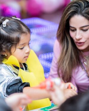 Manuela González Instagram - Recuerdos para toda la vida…🌈🦄🛼🍭💜🍰🌸
Para mi lo más cercano a la felicidad es hacer felices a quienes tanto amo! Alma cumplió 5 años y tenía claro lo que quería: “mami quiero bailar música con ritmo”! Es decir, nada de bailar la vaca Lola, ella quería Shakira a todo taco, “chis-pun” del mejor y luces y pista y hasta micrófono! Pero creo que jamás se imaginó tremenda fiesta de ensueño. Cada detalle, cada rincón parecía sacado de la mas top de sus fantasías! Y lo mejor, la energía bonita de todos sus amiguitos que gozaron a la par con ella! Y bueno, los grandes también nos enrumbamos, p’a que 😜💃
Así que acá les comparto algunos momentos! fueron tantos, que luego vendrá la parte #2 y quizá la 3… 😬🤣🤣

Todo esto fue posible Gracias a @posheventosboutique sin duda, LOS MEJORES! 💫🙌🏻 te amo @melaniereyesd ♥️

🍰 @mimetipasteleriaoficial no se imaginan la delicia de torta!
🎶 @paquitagallego_  nuestra súper Dj!
🎆 @decolounge.com.co la pista de luces que hizo la diferencia!
🧑‍🎨 @kidsclubafterschool los mejores en recreacion y actividades!
👩‍🦳👱🏻‍♂️ @caramelosbga el show más increíble de Barbie y Ken!
🪑 @la_fete_rentals el mobiliario de los chiquis
🎁 @tinmarinddopingue las sorpresas más divinas! 
📸 @colorhunt la encargada de plasmar todos estos momentos desde su corazón bonito y maravilloso ojo! 

@andresvascomont somos un gran equipo!!! TE AMO y amo lo que hemos construidos juntos 🥰🙌🏻♥️