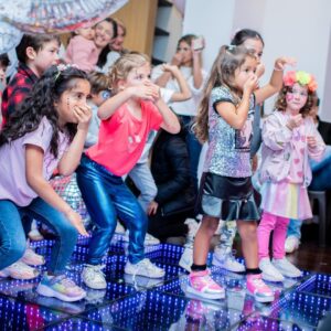 Manuela González Instagram - Recuerdos para toda la vida…🌈🦄🛼🍭💜🍰🌸
Para mi lo más cercano a la felicidad es hacer felices a quienes tanto amo! Alma cumplió 5 años y tenía claro lo que quería: “mami quiero bailar música con ritmo”! Es decir, nada de bailar la vaca Lola, ella quería Shakira a todo taco, “chis-pun” del mejor y luces y pista y hasta micrófono! Pero creo que jamás se imaginó tremenda fiesta de ensueño. Cada detalle, cada rincón parecía sacado de la mas top de sus fantasías! Y lo mejor, la energía bonita de todos sus amiguitos que gozaron a la par con ella! Y bueno, los grandes también nos enrumbamos, p’a que 😜💃
Así que acá les comparto algunos momentos! fueron tantos, que luego vendrá la parte #2 y quizá la 3… 😬🤣🤣

Todo esto fue posible Gracias a @posheventosboutique sin duda, LOS MEJORES! 💫🙌🏻 te amo @melaniereyesd ♥️

🍰 @mimetipasteleriaoficial no se imaginan la delicia de torta!
🎶 @paquitagallego_  nuestra súper Dj!
🎆 @decolounge.com.co la pista de luces que hizo la diferencia!
🧑‍🎨 @kidsclubafterschool los mejores en recreacion y actividades!
👩‍🦳👱🏻‍♂️ @caramelosbga el show más increíble de Barbie y Ken!
🪑 @la_fete_rentals el mobiliario de los chiquis
🎁 @tinmarinddopingue las sorpresas más divinas! 
📸 @colorhunt la encargada de plasmar todos estos momentos desde su corazón bonito y maravilloso ojo! 

@andresvascomont somos un gran equipo!!! TE AMO y amo lo que hemos construidos juntos 🥰🙌🏻♥️