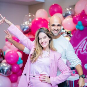 Manuela González Instagram - Recuerdos para toda la vida…🌈🦄🛼🍭💜🍰🌸
Para mi lo más cercano a la felicidad es hacer felices a quienes tanto amo! Alma cumplió 5 años y tenía claro lo que quería: “mami quiero bailar música con ritmo”! Es decir, nada de bailar la vaca Lola, ella quería Shakira a todo taco, “chis-pun” del mejor y luces y pista y hasta micrófono! Pero creo que jamás se imaginó tremenda fiesta de ensueño. Cada detalle, cada rincón parecía sacado de la mas top de sus fantasías! Y lo mejor, la energía bonita de todos sus amiguitos que gozaron a la par con ella! Y bueno, los grandes también nos enrumbamos, p’a que 😜💃
Así que acá les comparto algunos momentos! fueron tantos, que luego vendrá la parte #2 y quizá la 3… 😬🤣🤣

Todo esto fue posible Gracias a @posheventosboutique sin duda, LOS MEJORES! 💫🙌🏻 te amo @melaniereyesd ♥️

🍰 @mimetipasteleriaoficial no se imaginan la delicia de torta!
🎶 @paquitagallego_  nuestra súper Dj!
🎆 @decolounge.com.co la pista de luces que hizo la diferencia!
🧑‍🎨 @kidsclubafterschool los mejores en recreacion y actividades!
👩‍🦳👱🏻‍♂️ @caramelosbga el show más increíble de Barbie y Ken!
🪑 @la_fete_rentals el mobiliario de los chiquis
🎁 @tinmarinddopingue las sorpresas más divinas! 
📸 @colorhunt la encargada de plasmar todos estos momentos desde su corazón bonito y maravilloso ojo! 

@andresvascomont somos un gran equipo!!! TE AMO y amo lo que hemos construidos juntos 🥰🙌🏻♥️
