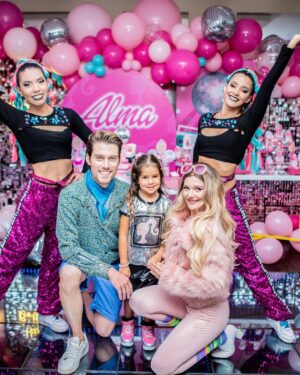 Manuela González Instagram - Recuerdos para toda la vida…🌈🦄🛼🍭💜🍰🌸
Para mi lo más cercano a la felicidad es hacer felices a quienes tanto amo! Alma cumplió 5 años y tenía claro lo que quería: “mami quiero bailar música con ritmo”! Es decir, nada de bailar la vaca Lola, ella quería Shakira a todo taco, “chis-pun” del mejor y luces y pista y hasta micrófono! Pero creo que jamás se imaginó tremenda fiesta de ensueño. Cada detalle, cada rincón parecía sacado de la mas top de sus fantasías! Y lo mejor, la energía bonita de todos sus amiguitos que gozaron a la par con ella! Y bueno, los grandes también nos enrumbamos, p’a que 😜💃
Así que acá les comparto algunos momentos! fueron tantos, que luego vendrá la parte #2 y quizá la 3… 😬🤣🤣

Todo esto fue posible Gracias a @posheventosboutique sin duda, LOS MEJORES! 💫🙌🏻 te amo @melaniereyesd ♥️

🍰 @mimetipasteleriaoficial no se imaginan la delicia de torta!
🎶 @paquitagallego_  nuestra súper Dj!
🎆 @decolounge.com.co la pista de luces que hizo la diferencia!
🧑‍🎨 @kidsclubafterschool los mejores en recreacion y actividades!
👩‍🦳👱🏻‍♂️ @caramelosbga el show más increíble de Barbie y Ken!
🪑 @la_fete_rentals el mobiliario de los chiquis
🎁 @tinmarinddopingue las sorpresas más divinas! 
📸 @colorhunt la encargada de plasmar todos estos momentos desde su corazón bonito y maravilloso ojo! 

@andresvascomont somos un gran equipo!!! TE AMO y amo lo que hemos construidos juntos 🥰🙌🏻♥️