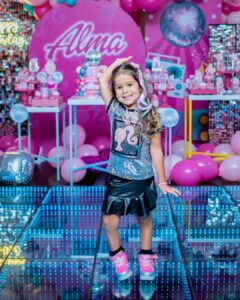 Manuela González Instagram - Recuerdos para toda la vida…🌈🦄🛼🍭💜🍰🌸 Para mi lo más cercano a la felicidad es hacer felices a quienes tanto amo! Alma cumplió 5 años y tenía claro lo que quería: “mami quiero bailar música con ritmo”! Es decir, nada de bailar la vaca Lola, ella quería Shakira a todo taco, “chis-pun” del mejor y luces y pista y hasta micrófono! Pero creo que jamás se imaginó tremenda fiesta de ensueño. Cada detalle, cada rincón parecía sacado de la mas top de sus fantasías! Y lo mejor, la energía bonita de todos sus amiguitos que gozaron a la par con ella! Y bueno, los grandes también nos enrumbamos, p’a que 😜💃 Así que acá les comparto algunos momentos! fueron tantos, que luego vendrá la parte #2 y quizá la 3… 😬🤣🤣 Todo esto fue posible Gracias a @posheventosboutique sin duda, LOS MEJORES! 💫🙌🏻 te amo @melaniereyesd ♥️ 🍰 @mimetipasteleriaoficial no se imaginan la delicia de torta! 🎶 @paquitagallego_ nuestra súper Dj! 🎆 @decolounge.com.co la pista de luces que hizo la diferencia! 🧑‍🎨 @kidsclubafterschool los mejores en recreacion y actividades! 👩‍🦳👱🏻‍♂️ @caramelosbga el show más increíble de Barbie y Ken! 🪑 @la_fete_rentals el mobiliario de los chiquis 🎁 @tinmarinddopingue las sorpresas más divinas! 📸 @colorhunt la encargada de plasmar todos estos momentos desde su corazón bonito y maravilloso ojo! @andresvascomont somos un gran equipo!!! TE AMO y amo lo que hemos construidos juntos 🥰🙌🏻♥️