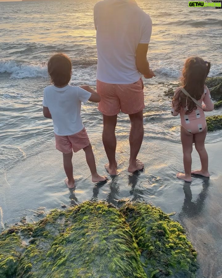 Manuela González Instagram - Popurrí de una semana fantástica! 1- Alma, cómo se puede ser tan hermosa? 🦄💜☂️ 2- Atardeceres samarios de mi corazón 🍭 3- siempre es que acostado todo es mas bonito! 4- Ellos, mi todo ♥️ 5- estrenando la creación de Yinetcita! Y con mi vestido de @ancoraswimwear 6- La dulzura de Pedro! si van a santa Marta háganse un favor y vayan a @olivapanaderiaypasteleria 7- salto cuántico de Pedro (en qué momento se creció tanto?) 8- pascua 🪺 9- con la canción de @dualipa GÉNESIS pegada! 10- mi paraíso tropical del amor♥️🙌🏻💫 @andresvascomont
