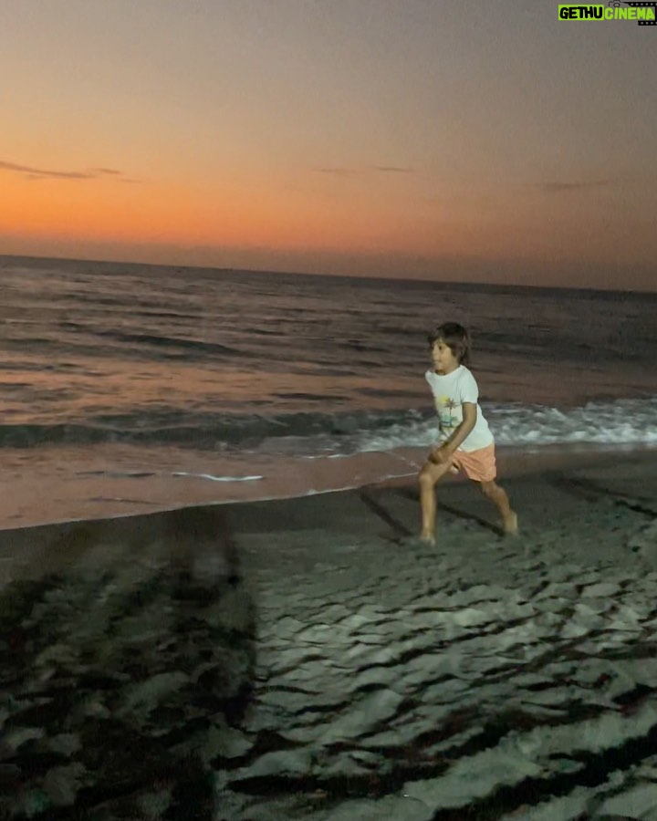 Manuela González Instagram - Popurrí de una semana fantástica! 1- Alma, cómo se puede ser tan hermosa? 🦄💜☂️ 2- Atardeceres samarios de mi corazón 🍭 3- siempre es que acostado todo es mas bonito! 4- Ellos, mi todo ♥️ 5- estrenando la creación de Yinetcita! Y con mi vestido de @ancoraswimwear 6- La dulzura de Pedro! si van a santa Marta háganse un favor y vayan a @olivapanaderiaypasteleria 7- salto cuántico de Pedro (en qué momento se creció tanto?) 8- pascua 🪺 9- con la canción de @dualipa GÉNESIS pegada! 10- mi paraíso tropical del amor♥️🙌🏻💫 @andresvascomont