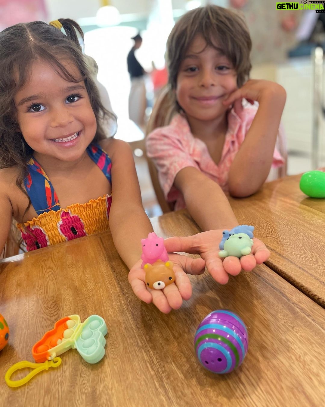 Manuela González Instagram - Popurrí de una semana fantástica! 1- Alma, cómo se puede ser tan hermosa? 🦄💜☂️ 2- Atardeceres samarios de mi corazón 🍭 3- siempre es que acostado todo es mas bonito! 4- Ellos, mi todo ♥️ 5- estrenando la creación de Yinetcita! Y con mi vestido de @ancoraswimwear 6- La dulzura de Pedro! si van a santa Marta háganse un favor y vayan a @olivapanaderiaypasteleria 7- salto cuántico de Pedro (en qué momento se creció tanto?) 8- pascua 🪺 9- con la canción de @dualipa GÉNESIS pegada! 10- mi paraíso tropical del amor♥️🙌🏻💫 @andresvascomont