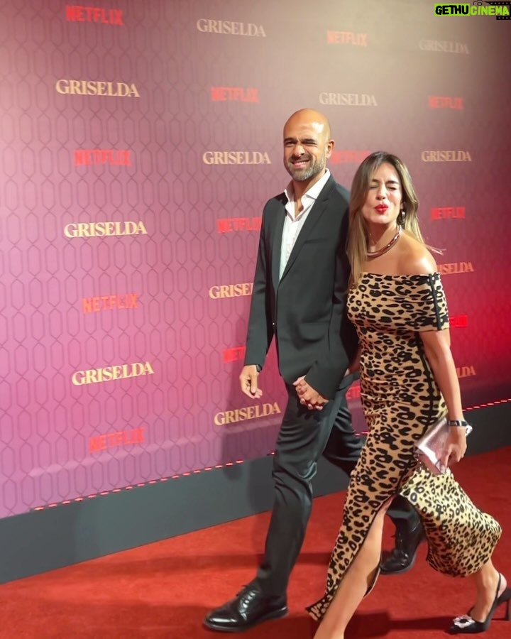 Manuela González - 155.3K Likes - La gran noche de anoche y sin lugar a dudas, un sueño cumplido para Andrés! 😬🫠😍♥️ ➡️ ir a la última foto PARFAVARRRR 🤣🤣🤣
No les puedo explicar la belleza de esta mujer, ninguna foto le hará justicia jamás! Y su energía fabulosa la cual generosamente nos compartió a todos anoche Uff…
Gracias @netflixcolombia por este fantástico lanzamiento de GRISELDA! Quedamos enganchadisimos!!! Necesitamos que se estrene ya! 😜🍿🎬
Y gracias a @pepapombocom por mi hermosura de vestido y a @sofiallanosaccessories por mis accesorios! ♥️😍 me sentí regia!
@netflix @netflixlat @sofiavergara @andresvascomont