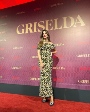 Manuela González Instagram - La gran noche de anoche y sin lugar a dudas, un sueño cumplido para Andrés! 😬🫠😍♥️ ➡️ ir a la última foto PARFAVARRRR 🤣🤣🤣
No les puedo explicar la belleza de esta mujer, ninguna foto le hará justicia jamás! Y su energía fabulosa la cual generosamente nos compartió a todos anoche Uff…
Gracias @netflixcolombia por este fantástico lanzamiento de GRISELDA! Quedamos enganchadisimos!!! Necesitamos que se estrene ya! 😜🍿🎬

Y gracias a @pepapombocom por mi hermosura de vestido y a @sofiallanosaccessories por mis accesorios! ♥️😍 me sentí regia! 

@netflix @netflixlat @sofiavergara @andresvascomont