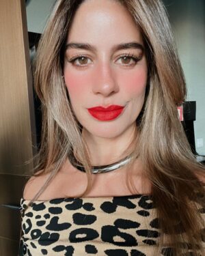 Manuela González Instagram - La gran noche de anoche y sin lugar a dudas, un sueño cumplido para Andrés! 😬🫠😍♥️ ➡️ ir a la última foto PARFAVARRRR 🤣🤣🤣
No les puedo explicar la belleza de esta mujer, ninguna foto le hará justicia jamás! Y su energía fabulosa la cual generosamente nos compartió a todos anoche Uff…
Gracias @netflixcolombia por este fantástico lanzamiento de GRISELDA! Quedamos enganchadisimos!!! Necesitamos que se estrene ya! 😜🍿🎬

Y gracias a @pepapombocom por mi hermosura de vestido y a @sofiallanosaccessories por mis accesorios! ♥️😍 me sentí regia! 

@netflix @netflixlat @sofiavergara @andresvascomont