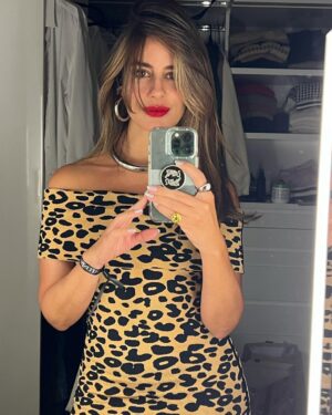 Manuela González Instagram - La gran noche de anoche y sin lugar a dudas, un sueño cumplido para Andrés! 😬🫠😍♥️ ➡️ ir a la última foto PARFAVARRRR 🤣🤣🤣
No les puedo explicar la belleza de esta mujer, ninguna foto le hará justicia jamás! Y su energía fabulosa la cual generosamente nos compartió a todos anoche Uff…
Gracias @netflixcolombia por este fantástico lanzamiento de GRISELDA! Quedamos enganchadisimos!!! Necesitamos que se estrene ya! 😜🍿🎬

Y gracias a @pepapombocom por mi hermosura de vestido y a @sofiallanosaccessories por mis accesorios! ♥️😍 me sentí regia! 

@netflix @netflixlat @sofiavergara @andresvascomont