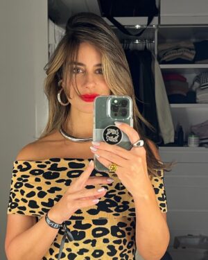 Manuela González Instagram - La gran noche de anoche y sin lugar a dudas, un sueño cumplido para Andrés! 😬🫠😍♥️ ➡️ ir a la última foto PARFAVARRRR 🤣🤣🤣
No les puedo explicar la belleza de esta mujer, ninguna foto le hará justicia jamás! Y su energía fabulosa la cual generosamente nos compartió a todos anoche Uff…
Gracias @netflixcolombia por este fantástico lanzamiento de GRISELDA! Quedamos enganchadisimos!!! Necesitamos que se estrene ya! 😜🍿🎬

Y gracias a @pepapombocom por mi hermosura de vestido y a @sofiallanosaccessories por mis accesorios! ♥️😍 me sentí regia! 

@netflix @netflixlat @sofiavergara @andresvascomont
