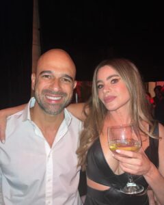 Manuela González Instagram - La gran noche de anoche y sin lugar a dudas, un sueño cumplido para Andrés! 😬🫠😍♥️ ➡️ ir a la última foto PARFAVARRRR 🤣🤣🤣 No les puedo explicar la belleza de esta mujer, ninguna foto le hará justicia jamás! Y su energía fabulosa la cual generosamente nos compartió a todos anoche Uff… Gracias @netflixcolombia por este fantástico lanzamiento de GRISELDA! Quedamos enganchadisimos!!! Necesitamos que se estrene ya! 😜🍿🎬 Y gracias a @pepapombocom por mi hermosura de vestido y a @sofiallanosaccessories por mis accesorios! ♥️😍 me sentí regia! @netflix @netflixlat @sofiavergara @andresvascomont