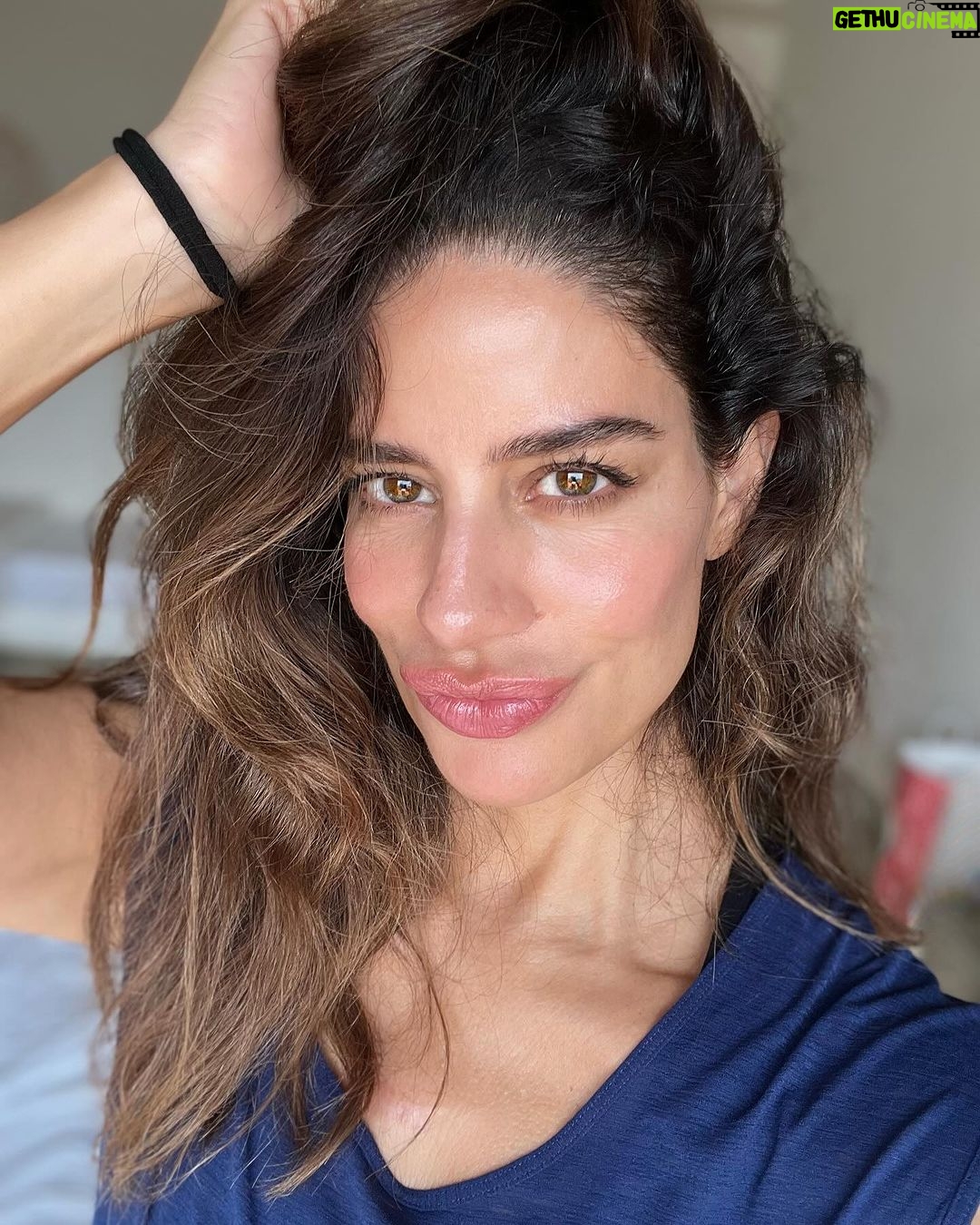 Manuela González Instagram - Hoy me despido de Anapoima con estas foticos! Celebro su vida, su naturaleza y su luz🍃🌞🦜 Siguiente destino… adivinan cuál es? Una pista: será aún más caliente que Anapoima! 🤪😎