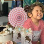 Manuela González Instagram - Alma mía, Alma de mi Alma… Como dice la canción, Tú me has hecho mejor, Mejor de lo que era! Veo estas fotos, 6 años en un abrir Y cerrar de ojos, 6 años de más vida Para nuestra vida Y un amor que solo Puede mesurarse Al mirarte a los ojos. TE AMO Y TE AMARÉ POR SIEMPRE ♥️ #AlmaDeMiAlma #felizcumple