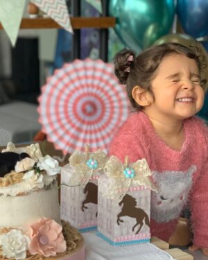 Manuela González Instagram - Alma mía,
Alma de mi Alma…
Como dice la canción,
Tú me has hecho mejor, 
Mejor de lo que era!
Veo estas fotos, 
6 años en un abrir 
Y cerrar de ojos,
6 años de más vida
Para nuestra vida
Y un amor que solo
Puede mesurarse
Al mirarte a los ojos.

TE AMO Y TE AMARÉ POR SIEMPRE
♥️

#AlmaDeMiAlma #felizcumple