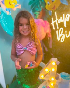 Manuela González Instagram - Alma mía,
Alma de mi Alma…
Como dice la canción,
Tú me has hecho mejor, 
Mejor de lo que era!
Veo estas fotos, 
6 años en un abrir 
Y cerrar de ojos,
6 años de más vida
Para nuestra vida
Y un amor que solo
Puede mesurarse
Al mirarte a los ojos.

TE AMO Y TE AMARÉ POR SIEMPRE
♥️

#AlmaDeMiAlma #felizcumple